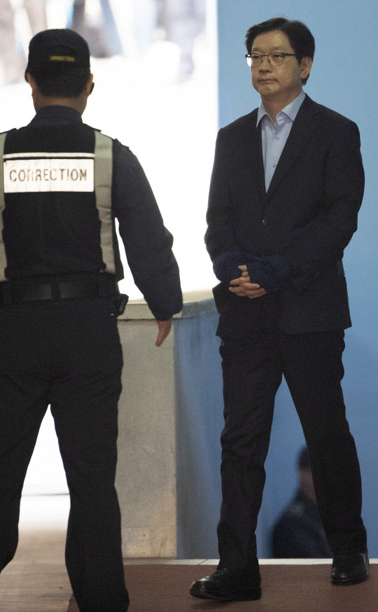 '드루킹' 댓글 조작 공모 혐의를 받는 김경수 경남지사가 30일 오후 서초구 서울중앙지법에서 열린 선고공판에서 징역 2년의 실형을 선고받고 법정구속된 뒤 호송차로 향하고 있다.  연합뉴스